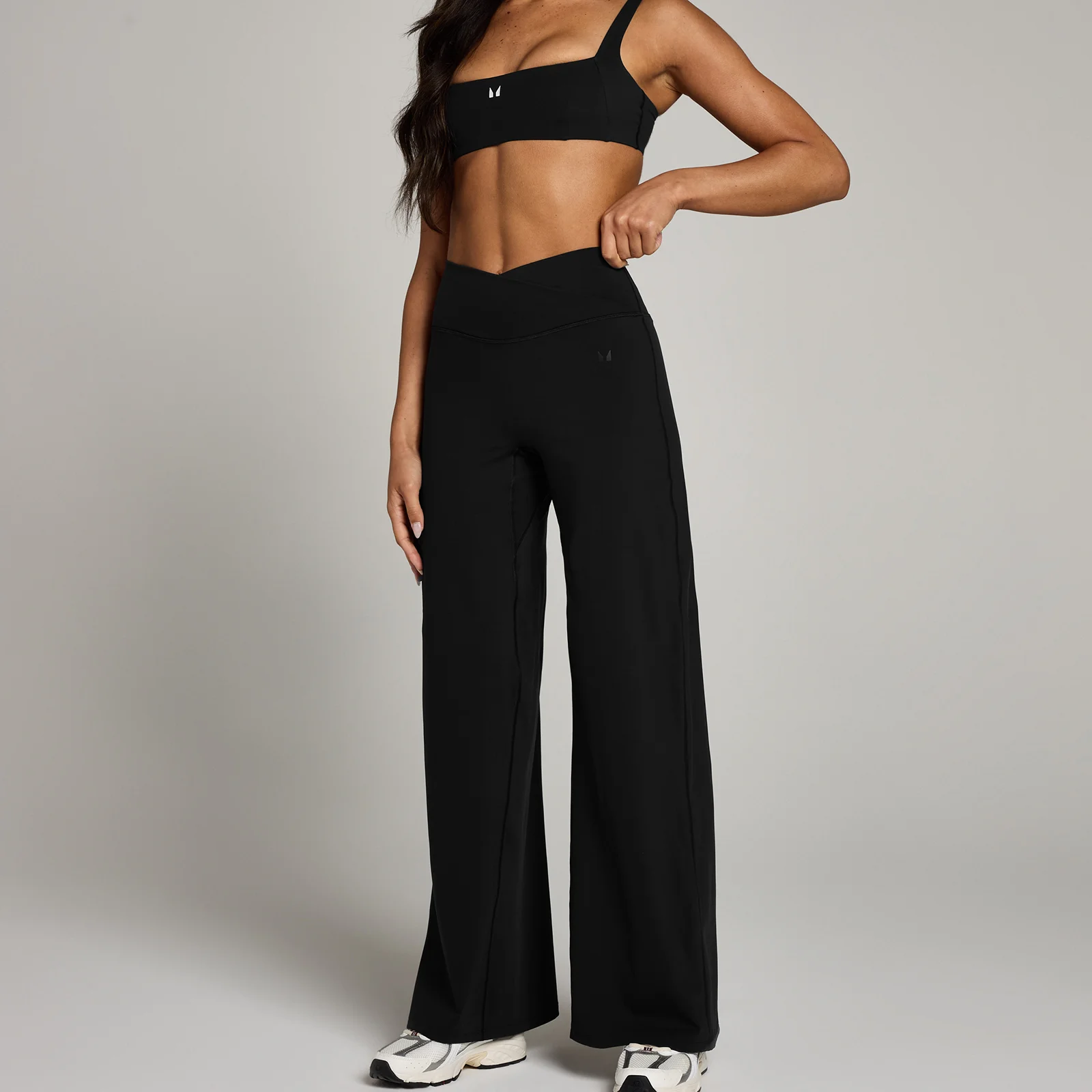 MP ženske široke tajice s križnim nogavicama Studio – crne - L Fotografija 1